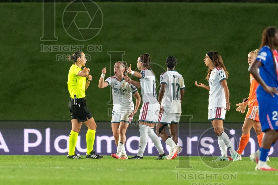 Real Madrid v Paris Saint Germain - UWCL league phase